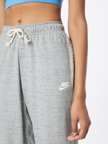 Tapered Pantaloni de la Nike Sportswear pe gri