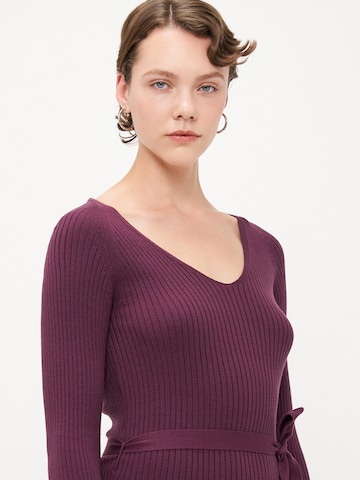 Vero Moda Tall Sukienka z dzianiny 'VMSABA' w kolorze czerwony