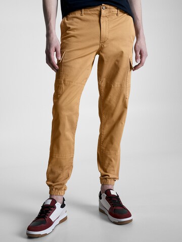 Regular Pantalon cargo TOMMY HILFIGER en beige : devant