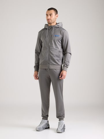 EA7 Emporio Armani Trainingsanzug 'VISIBILITY' in Grau: Vorderseite