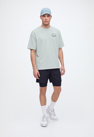UNDER ARMOUR - Camiseta funcional 'PROPERTY OF UA' en gris