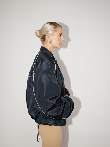 Veste mi-saison 'Garnet' LeGer by Lena Gercke en noir : sur le côté