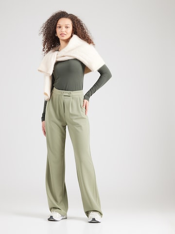 ABOUT YOU Широкий Брюки со складками 'Maribelle' в Зеленый