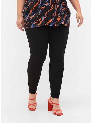 Skinny Jeggings de la Zizzi pe negru: față