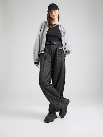 s.Oliver Široke hlačnice Hlače z naborki | črna barva