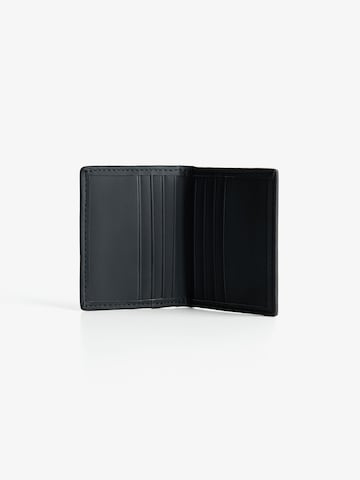 Portofel de la Bershka pe negru