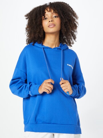 Sixth June Sweatshirt in Blau: predná strana