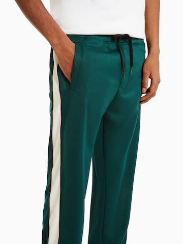 Regular Pantalon Bershka en vert