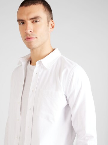 Coupe regular Chemise AÉROPOSTALE en blanc