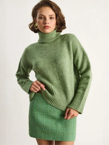 Bianco Lucci Sweater in Green: front