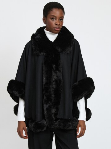Influencer Cape in Schwarz: Vorderseite