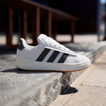 ADIDAS PERFORMANCE Sneakersy niskie 'Grand Court Alpha 00s' w kolorze biały