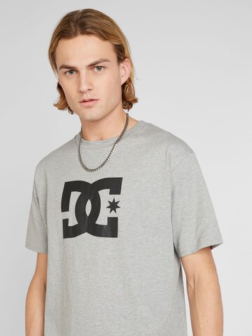 Tricou de la DC Shoes pe gri