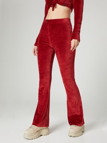 VIERVIER Flared Broek 'Luna' in Rood: voorkant