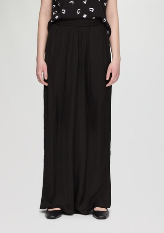 QS Wide leg Broek in Zwart: voorkant