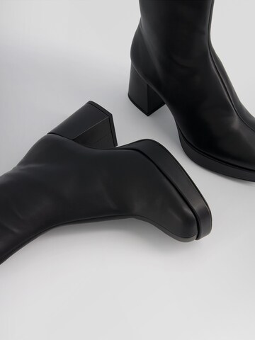 Bershka Stiefelette in Schwarz