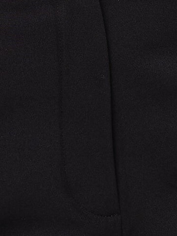 Hiccup Skinny Shorts in Schwarz