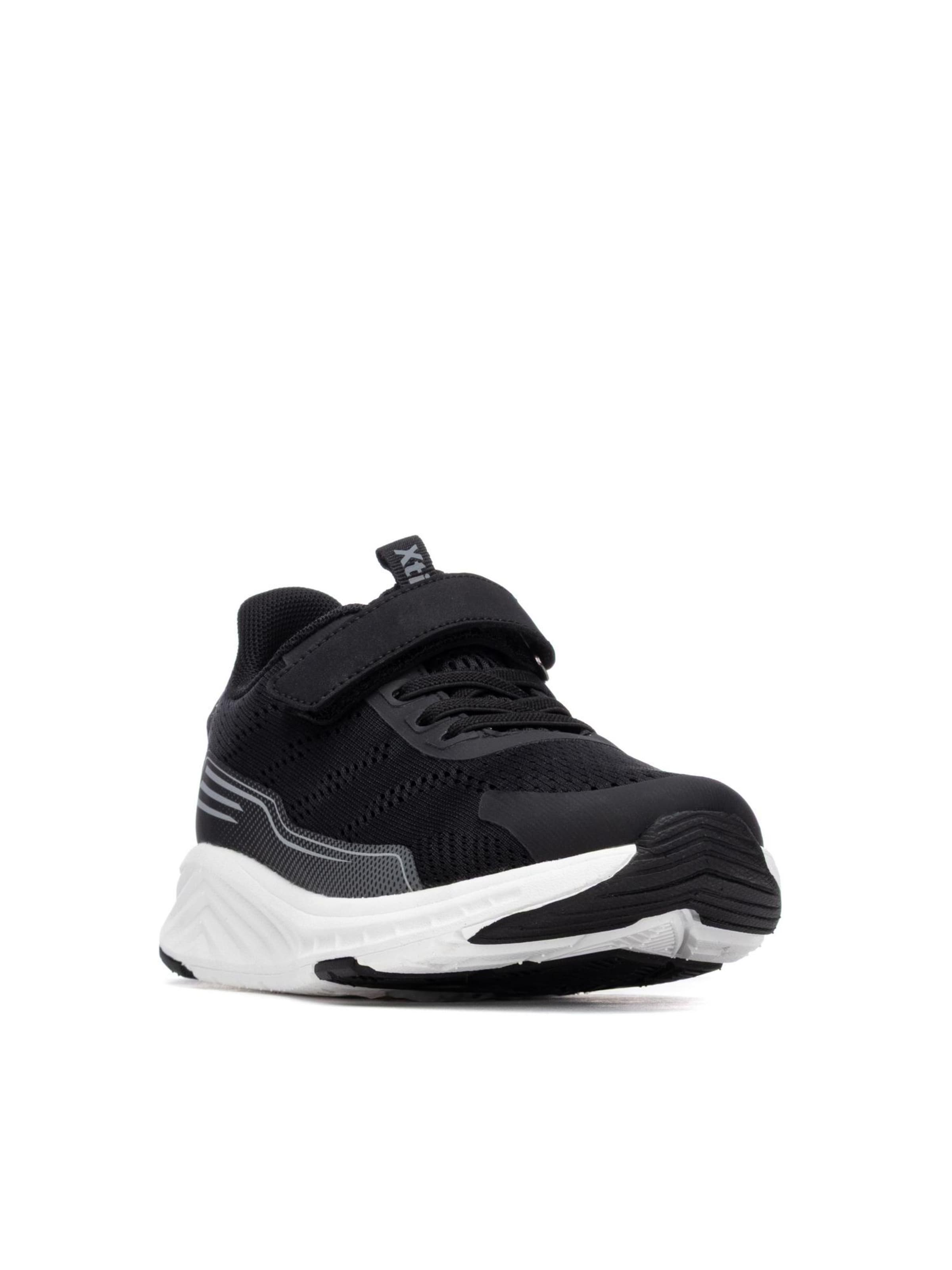 Xti Sneakers in Black: front