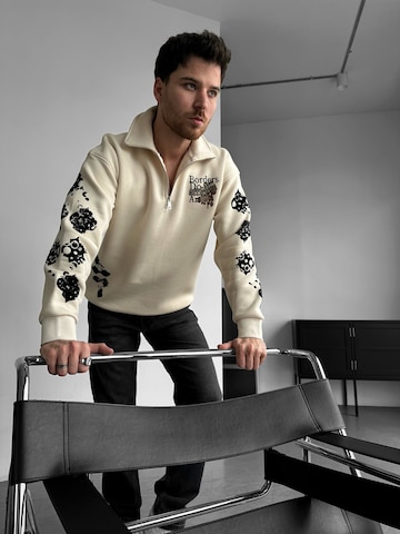 Sweat-shirt 'Oversize Half-Zip Graphic Sweatshirt - Beige' Kleidermafia en beige