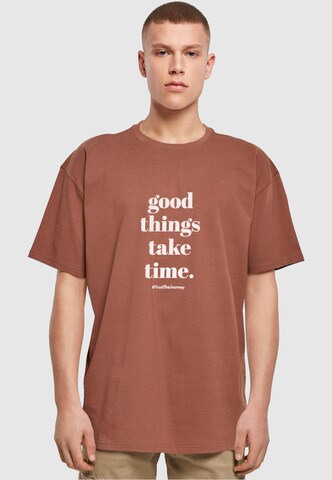 T-Shirt 'Good Things Take Time' Merchcode en marron : devant