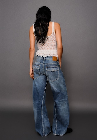 Barrel Jeans de la Bershka pe albastru