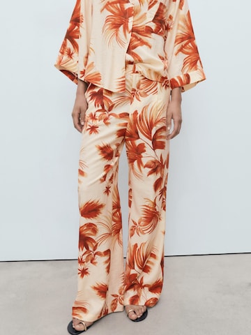 Wide leg Pantaloni cutați de la MANGO pe alb: față