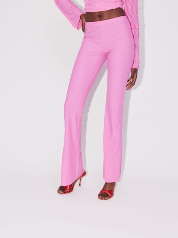 ABOUT YOU REBIRTH STUDIOS Flared Broek 'LIVIA' in Roze