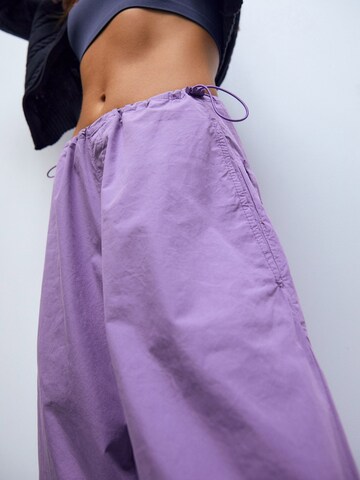 Pull&Bear Lużny krój Spodnie w kolorze fioletowy