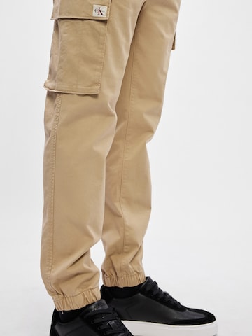 Calvin Klein Jeans Tapered Παντελόνι cargo σε καφέ