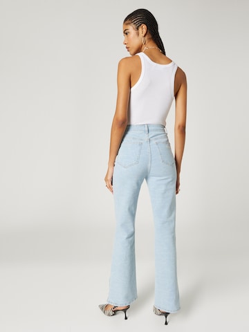 Hoermanseder x About You Flared Jeans 'Evelyn' in Blau