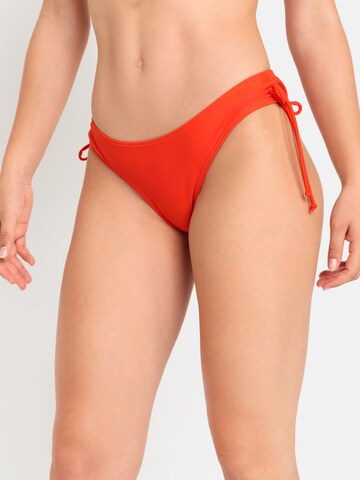 LSCN by LASCANA Bikinihousut 'Gina' värissä punainen: edessä