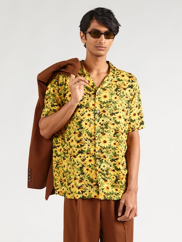 Lyle & Scott - Comfort Fit Camisa 'Wild Garden' em amarelo: frente