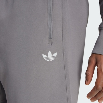ADIDAS ORIGINALS - Regular Calças 'Trefoil Essentials' em cinzento