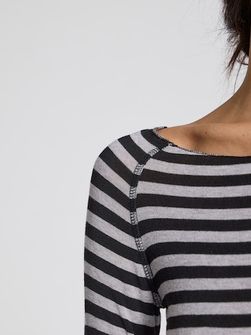 Maglietta 'Amalie Stripe' di Gai+Lisva in grigio