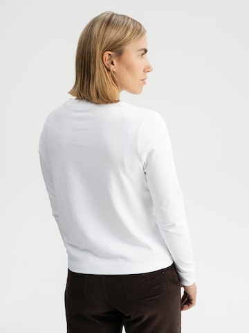 Tricou 'AASTHA' de la MELA pe alb