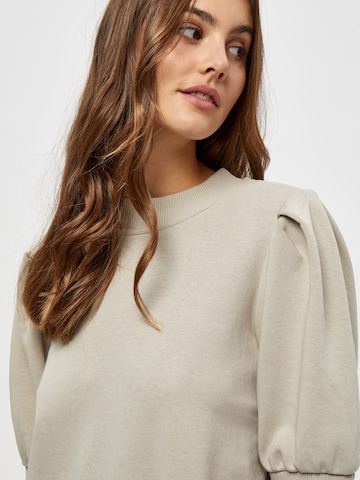 Sweat-shirt 'Mika' minus en gris