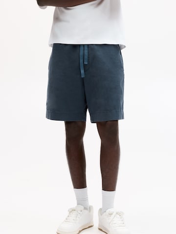 Pull&Bear Loose fit Trousers in Blue: front