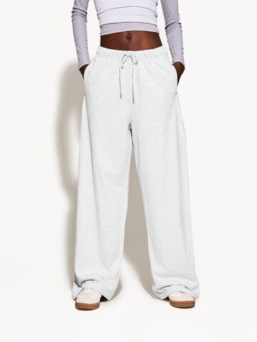 Wide Leg Pantalon Bershka en gris : devant