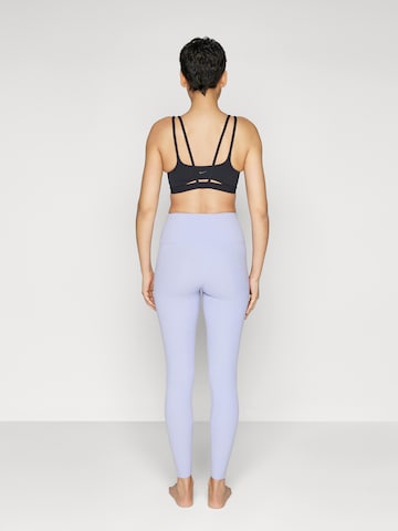 NIKE Skinny Sporthose 'ZENVY' in Lila: Rückseite