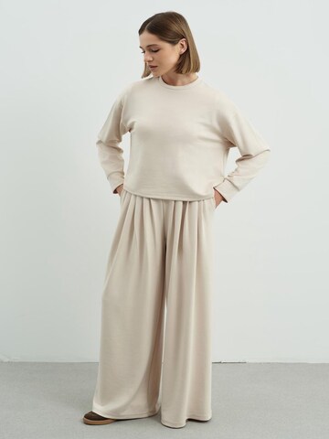 C&City Wide Leg Hose in Beige