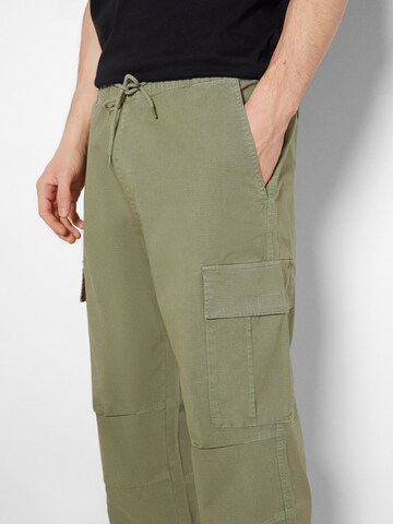 Loosefit Pantaloni cu buzunare de la Bershka pe verde