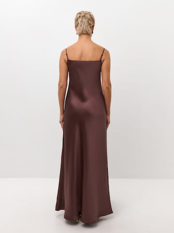 Robe 'Maxi satin slip dress 'Serene'' Serena Silueta en marron