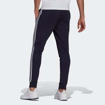 mėlyna ADIDAS SPORTSWEAR Siaurėjantis Sportinės kelnės 'Essentials Fleece Tapered Cuff 3-Stripes'