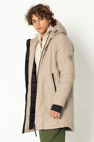 Ron Tomson Wintermantel, Model trägt Größe M in Braun