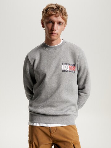 TOMMY HILFIGER Sweatshirt in Grau: Vorderseite