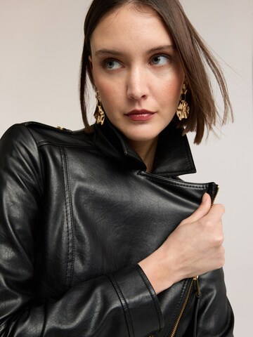 MOTIVI Between-Season Jacket in Black