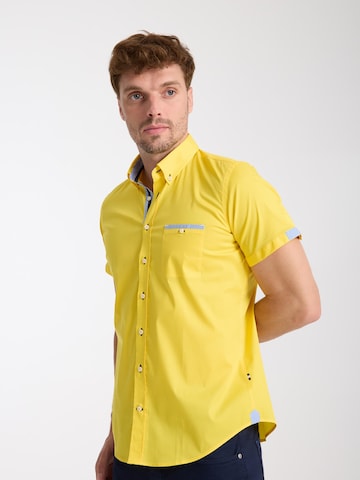 Slim fit Camicia business 'Iconic Poplin Stretch Man Shirt Short Sleeve Light Blue' di 7Camicie in giallo