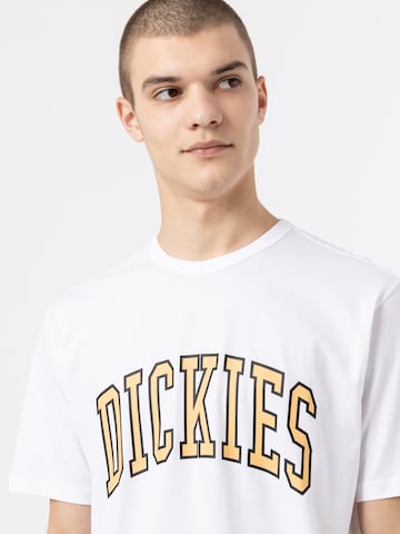 Tricou 'Aitkin' de la DICKIES pe alb