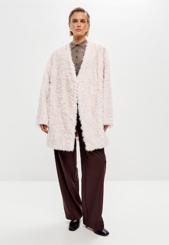 CESARE GASPARI Tussenmantel in Beige