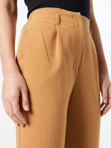Tapered Pantaloni con pieghe di Warehouse in marrone